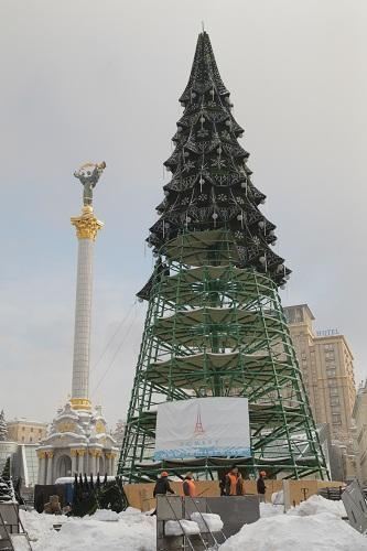 Главная елка Украины за 3 млн грн проржавела из-за халатности властей