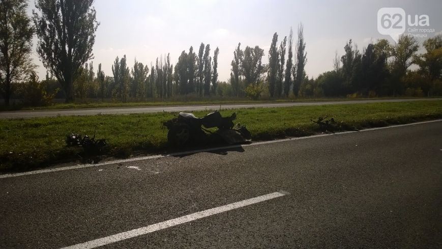 На Донетчине авто из-за лопнувшего колеса влетело в дерево: четыре жертвы