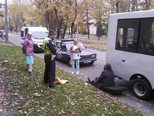 В Киеве из маршрутки выпала пассажирка