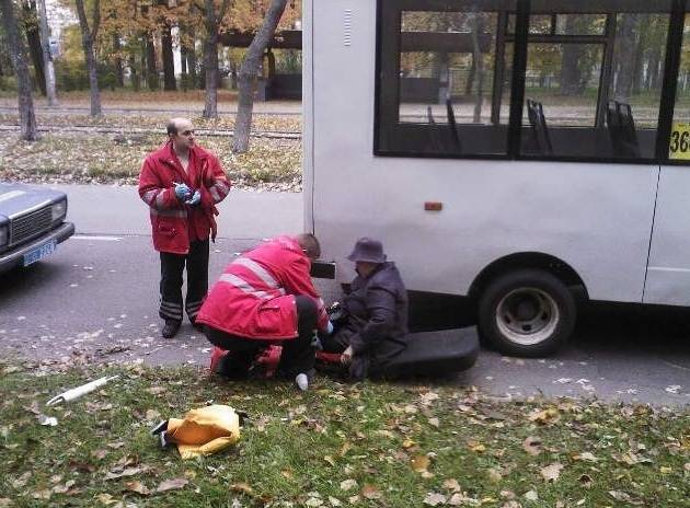 В Киеве из маршрутки выпала пассажирка