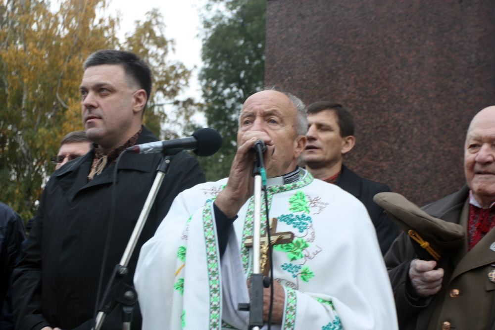 "Прапор червоно-чорний - то наше знамено!"