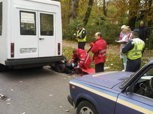 В Киеве из маршрутки выпала пассажирка