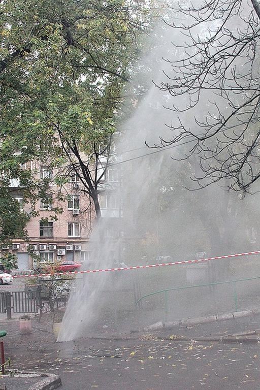 На Печерске из-под асфальта бьет фонтан кипятка