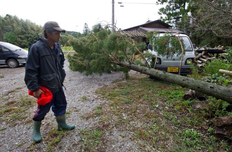 Мощнейший за 10 лет тайфун убил в Японии уже 14 человек