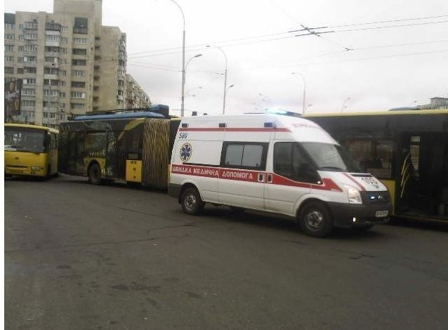 ДТП с троллейбусом на Оболони: пострадали пассажиры