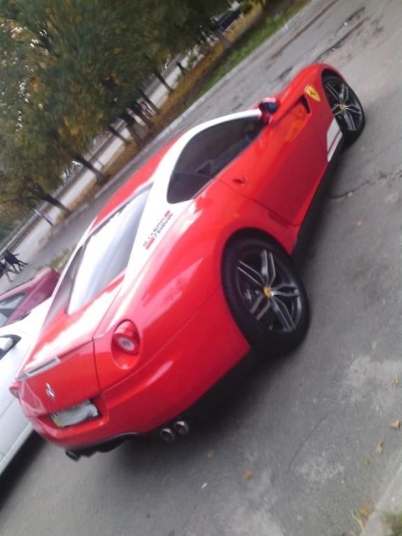 Под киевским общежитием паркуется Ferrari за 3,6 млн грн