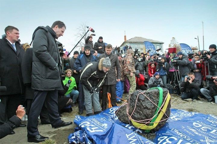 Поднят самый крупный осколок челябинского метеорита