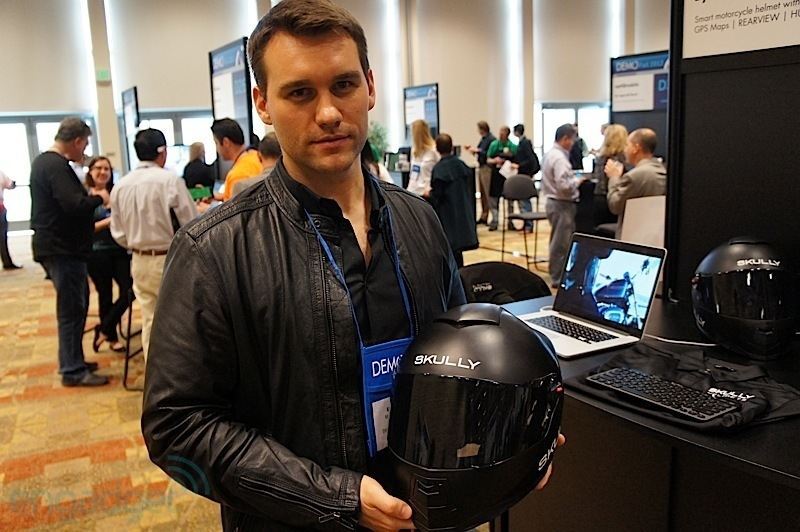 Создан мотошлем на базе Android