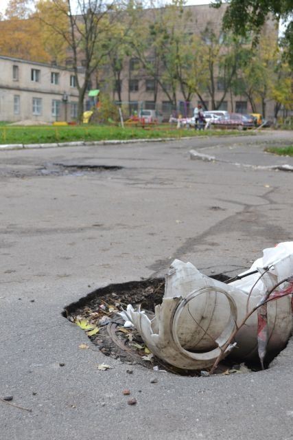 В киевском дворе находится люк без крышки: жители опасаются за жизнь детей
