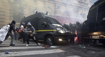 Беспорядки в Италии: полиция применила слезоточивый газ