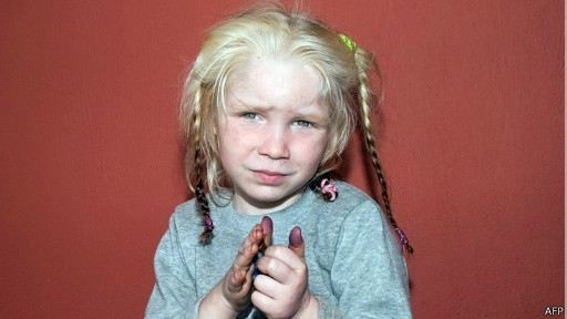 Греческая полиция забрала у цыган белокурую девочку