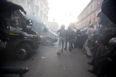 Беспорядки в Италии: полиция применила слезоточивый газ