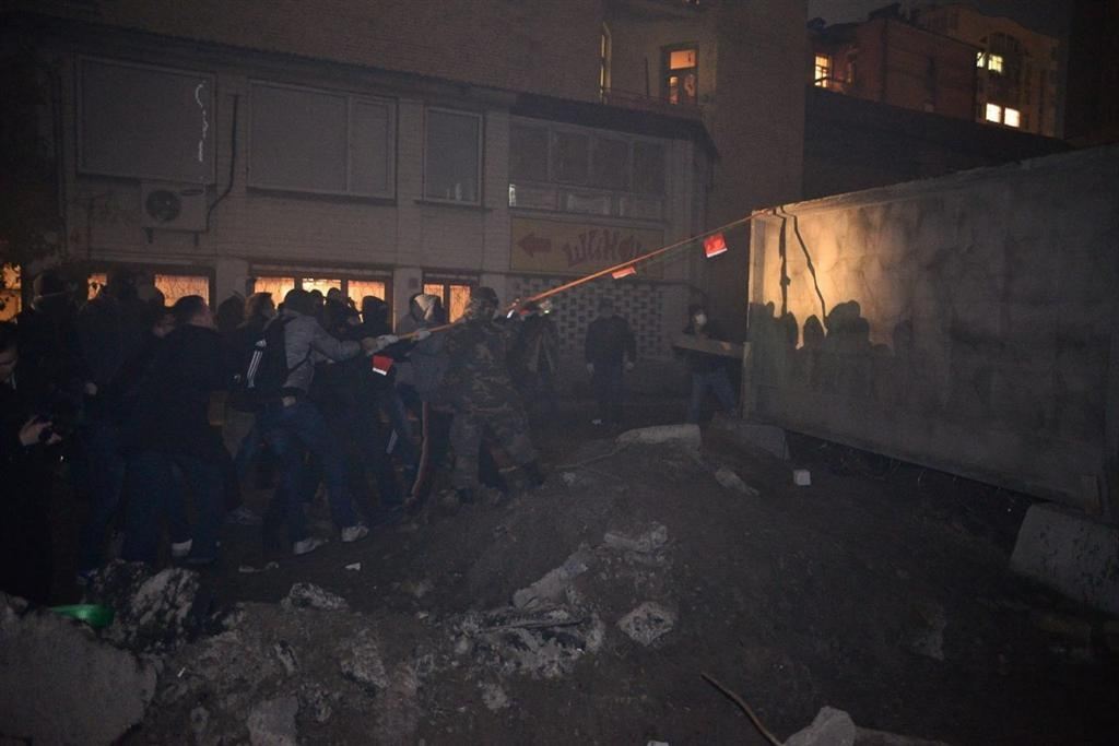 Киевляне разгромили бетонный забор на Жилянской