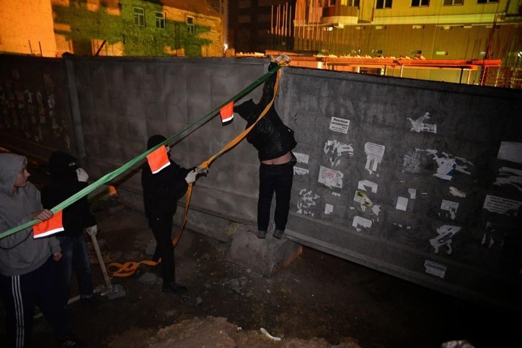 Киевляне разгромили бетонный забор на Жилянской