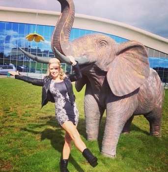 Анна Семенович купалась в любви и позитиве на съемках клипа