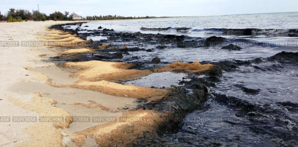 Море під Одесою покрилося чорною масою