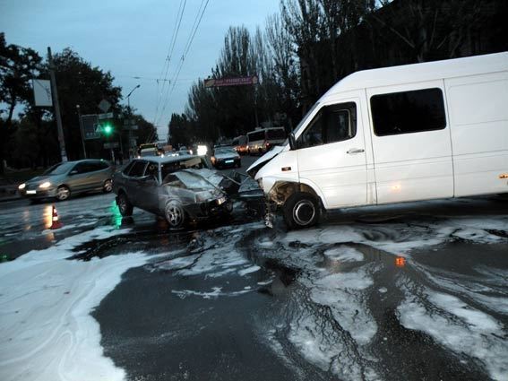 Легковушка и микроавтобус не поделили перекресток в Николаеве