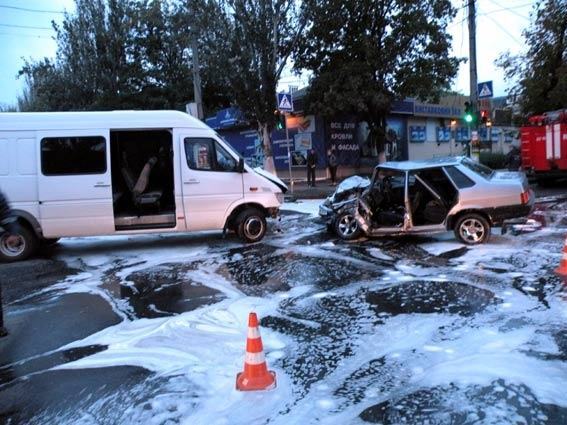 Легковушка и микроавтобус не поделили перекресток в Николаеве