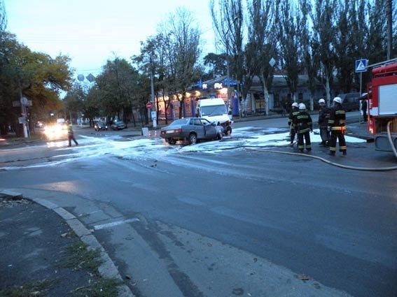 Легковушка и микроавтобус не поделили перекресток в Николаеве