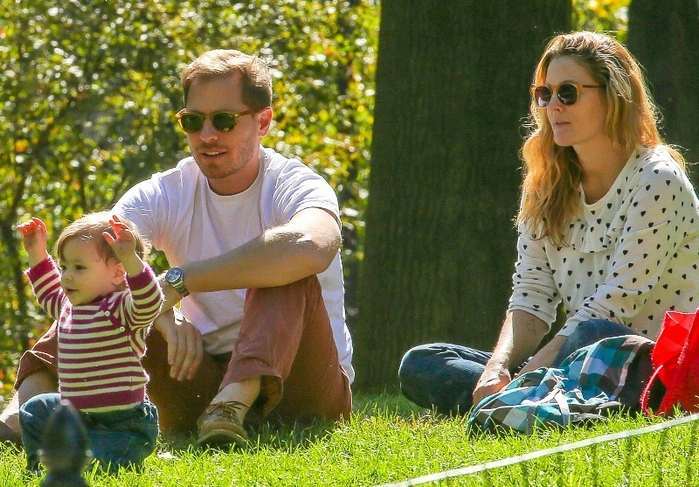 Дрю Бэрримор с мужем и дочерью веселится в парке