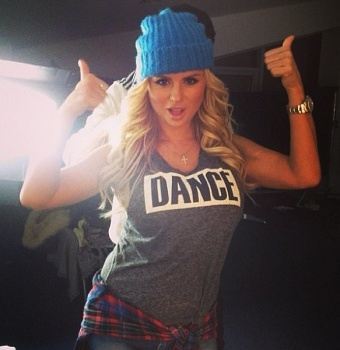 Анна Семенович купалась в любви и позитиве на съемках клипа