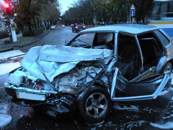 Легковушка и микроавтобус не поделили перекресток в Николаеве