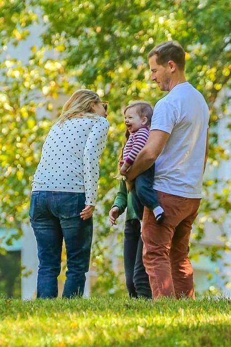 Дрю Бэрримор с мужем и дочерью веселится в парке