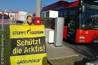 В Германии активисты Greenpeace пикетировали заправки "Газпрома"