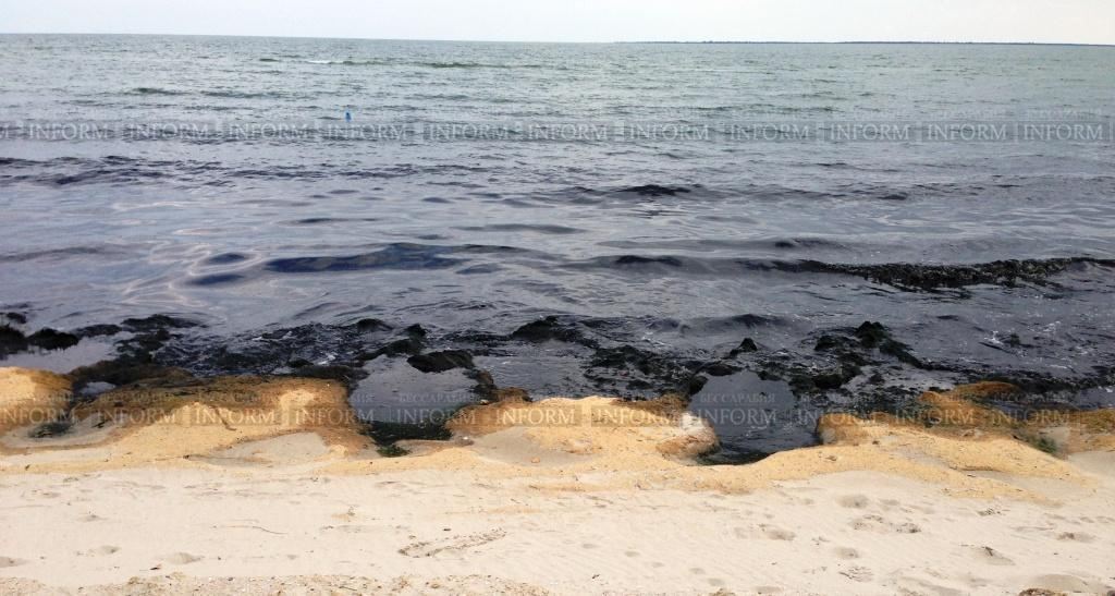 Море под Одессой покрылось черной массой