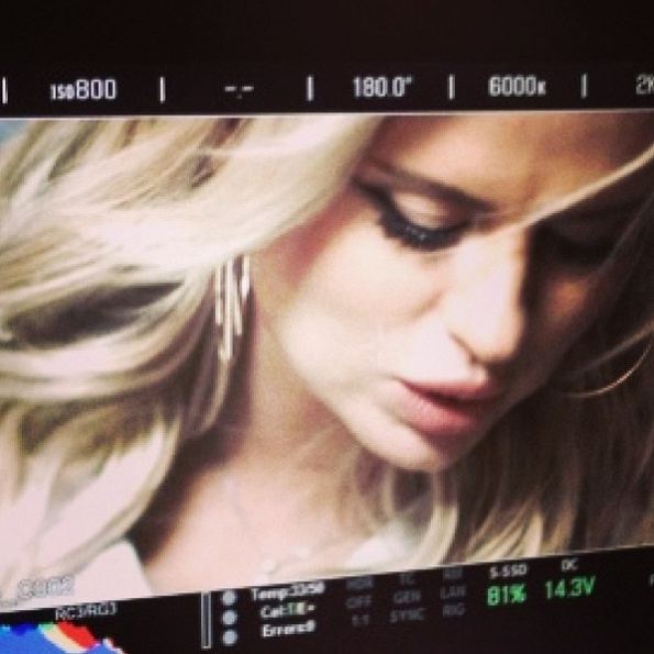 Анна Семенович купалась в любви и позитиве на съемках клипа