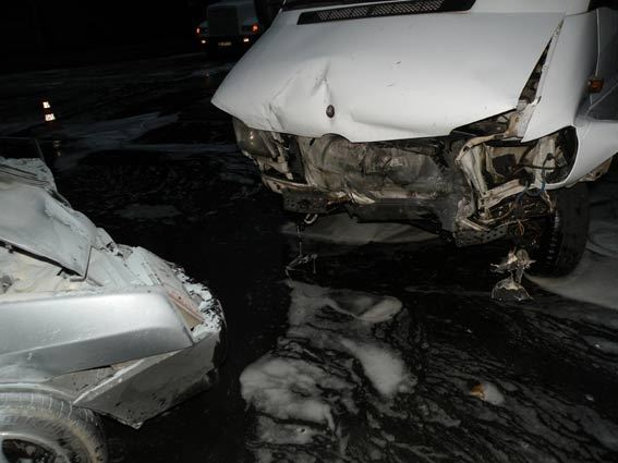 Легковушка и микроавтобус не поделили перекресток в Николаеве