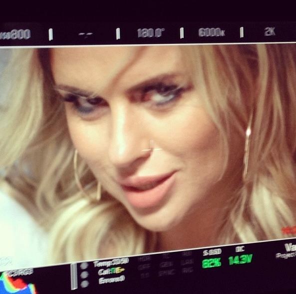 Анна Семенович купалась в любви и позитиве на съемках клипа