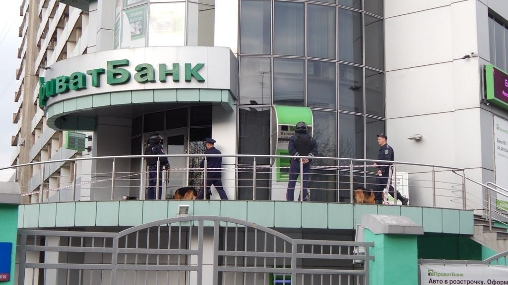У Луцьку замінували "Приватбанк": йде евакуація