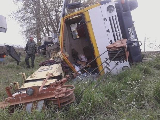 Под Киевом перевернулся многотонный автокран