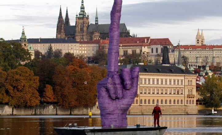 Президенту Чехии показали огромный средний палец