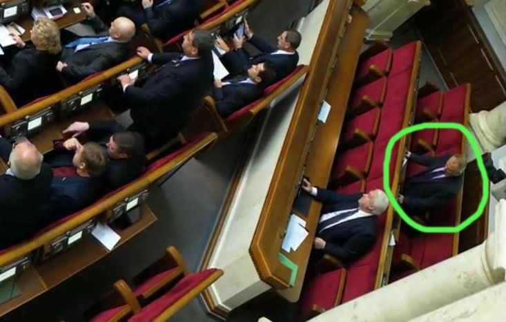 Депутата от ПР поймали на голосовании за четырех коллег