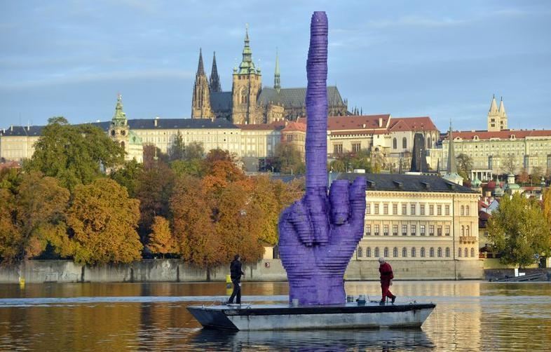 Президенту Чехії показали величезний середній палець