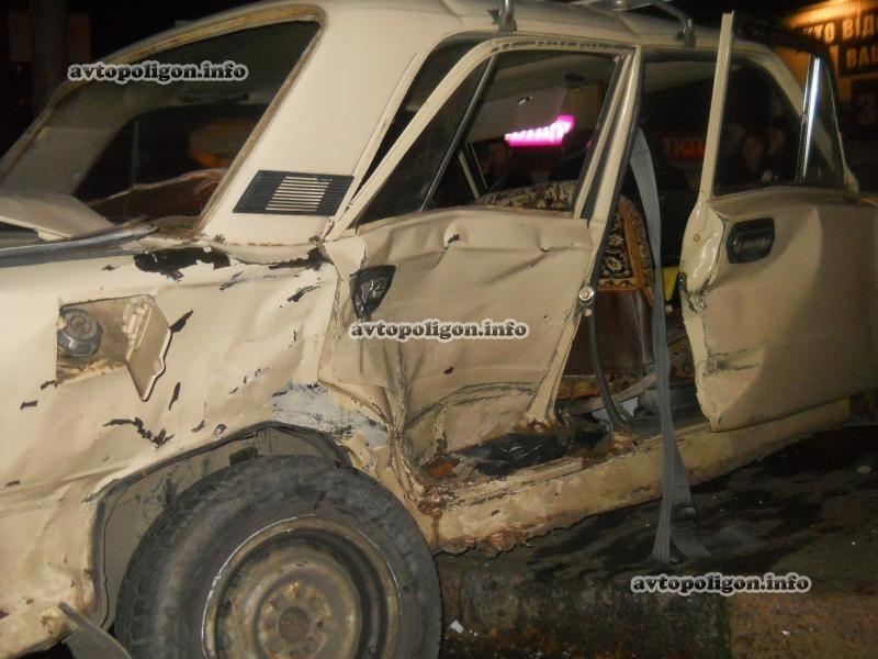 В Киеве авто вылетели на тротуар и сбили двух пешеходов