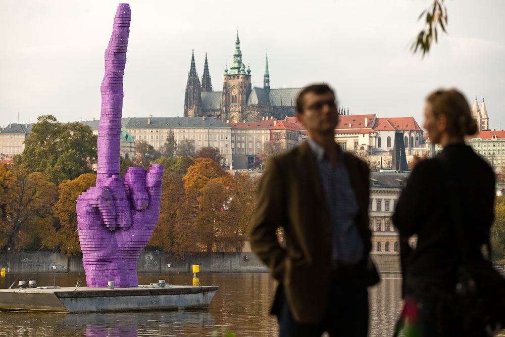 В Праге установили скандальную скульптуру