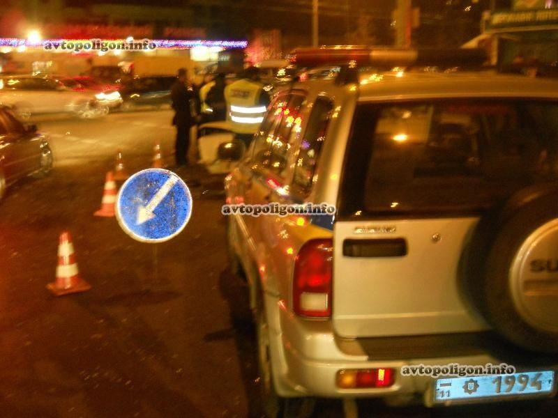 В Киеве авто вылетели на тротуар и сбили двух пешеходов