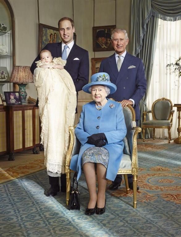 Опубликовано фото королевы Елизаветы II с тремя будущими монархами