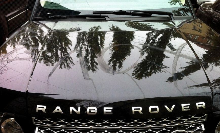 На джипе Мейхер за $130 000 написали слово "лох"