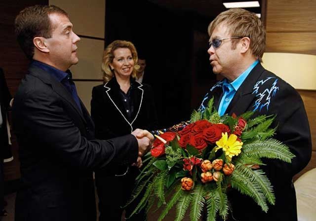 Медведев в женских очках рассмешил блогеров