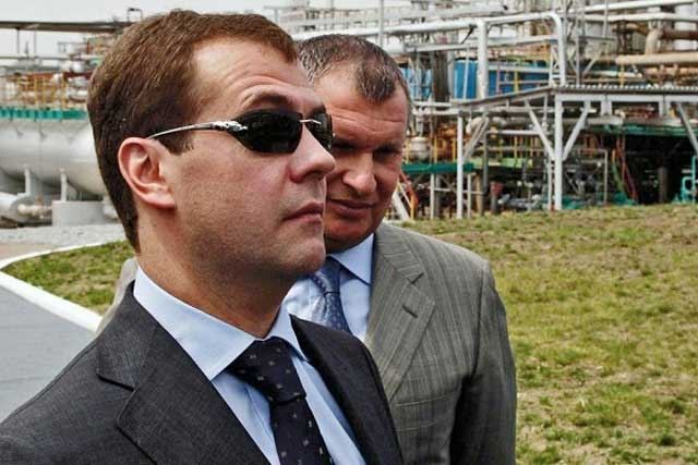 Медведев в женских очках рассмешил блогеров