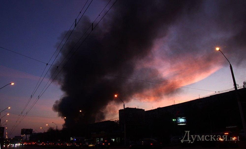 Крупный пожар на рынке в Одессе: дым было видно за километры
