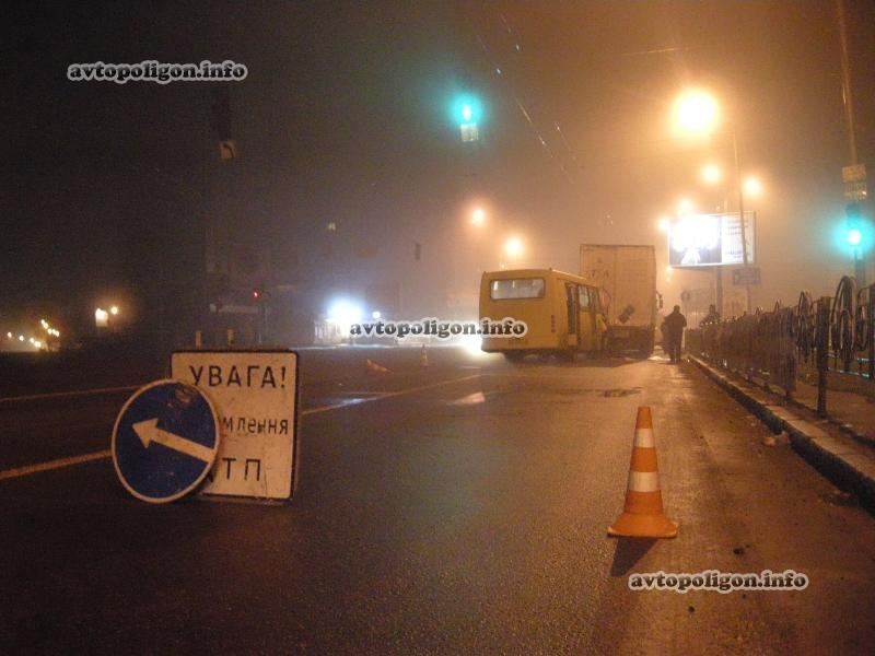 В Киеве из-за сильного тумана маршрутка врезалась в грузовик