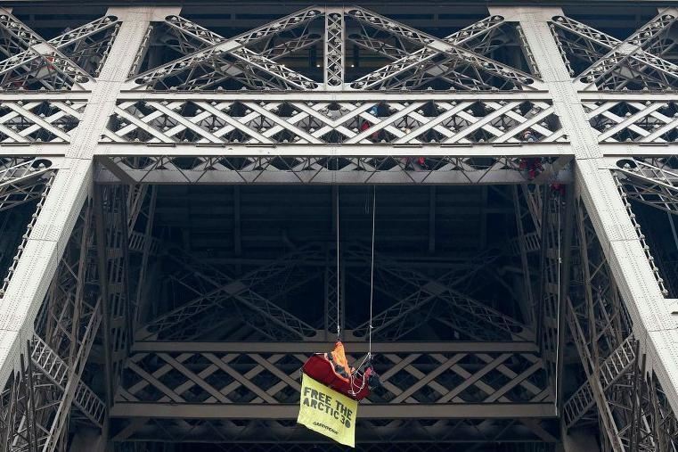 Активист Greenpeace висел на Эйфелевой башне в знак поддержки Arctic Sunrise