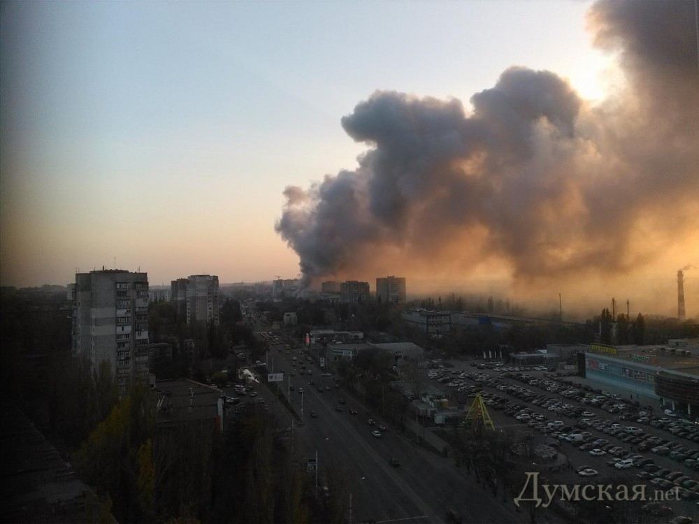 Крупный пожар на рынке в Одессе: дым было видно за километры