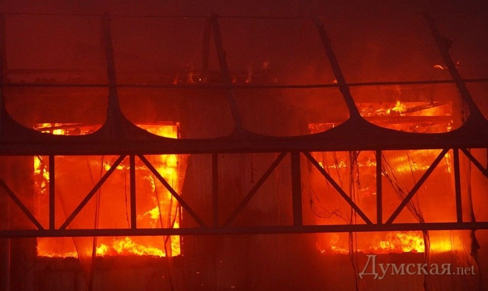 Крупный пожар на рынке в Одессе: дым было видно за километры