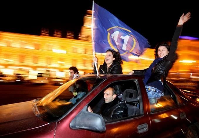 Сторонники Маргвелашвили вышли на улицы Тбилиси праздновать его победу на выборах